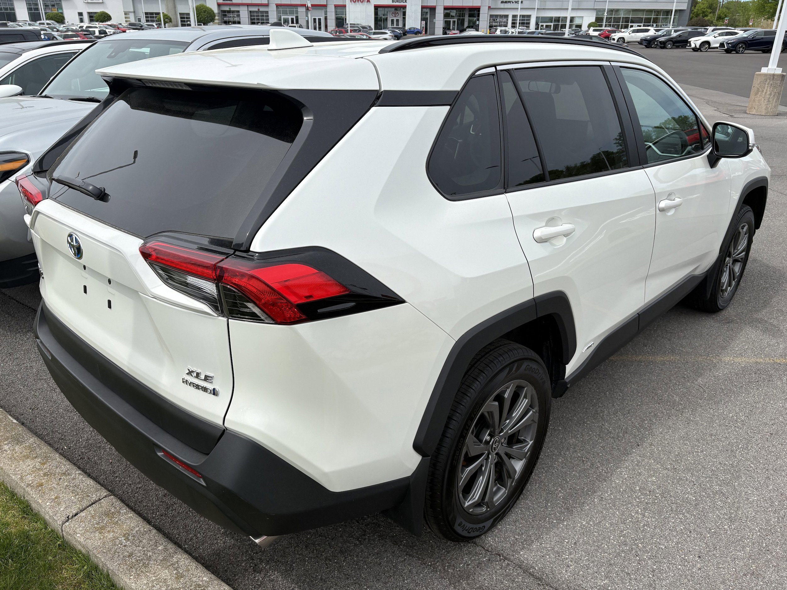 Used 2022 Toyota RAV4 XLE Premium AWD/4WD image 5