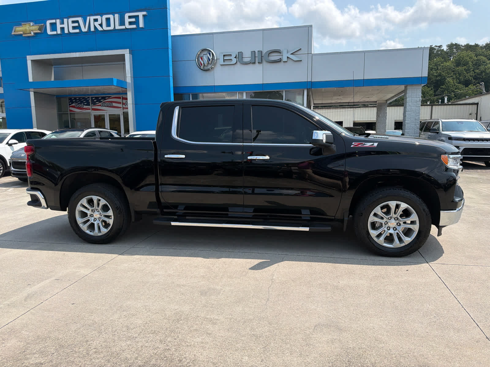 Used 2025 Chevrolet Silverado 1500 LTZ w/ LTZ Premium Package AWD/4WD image 5