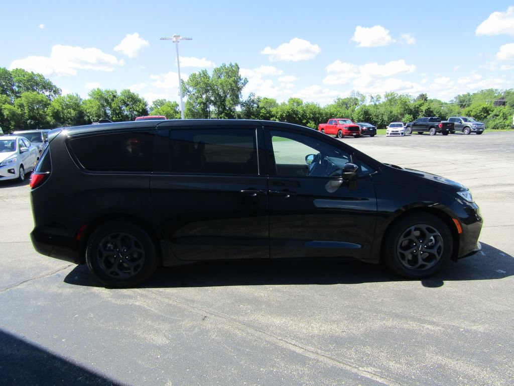Used 2022 Chrysler Pacifica Limited w/ Uconnect Theater Family Group FWD image 7