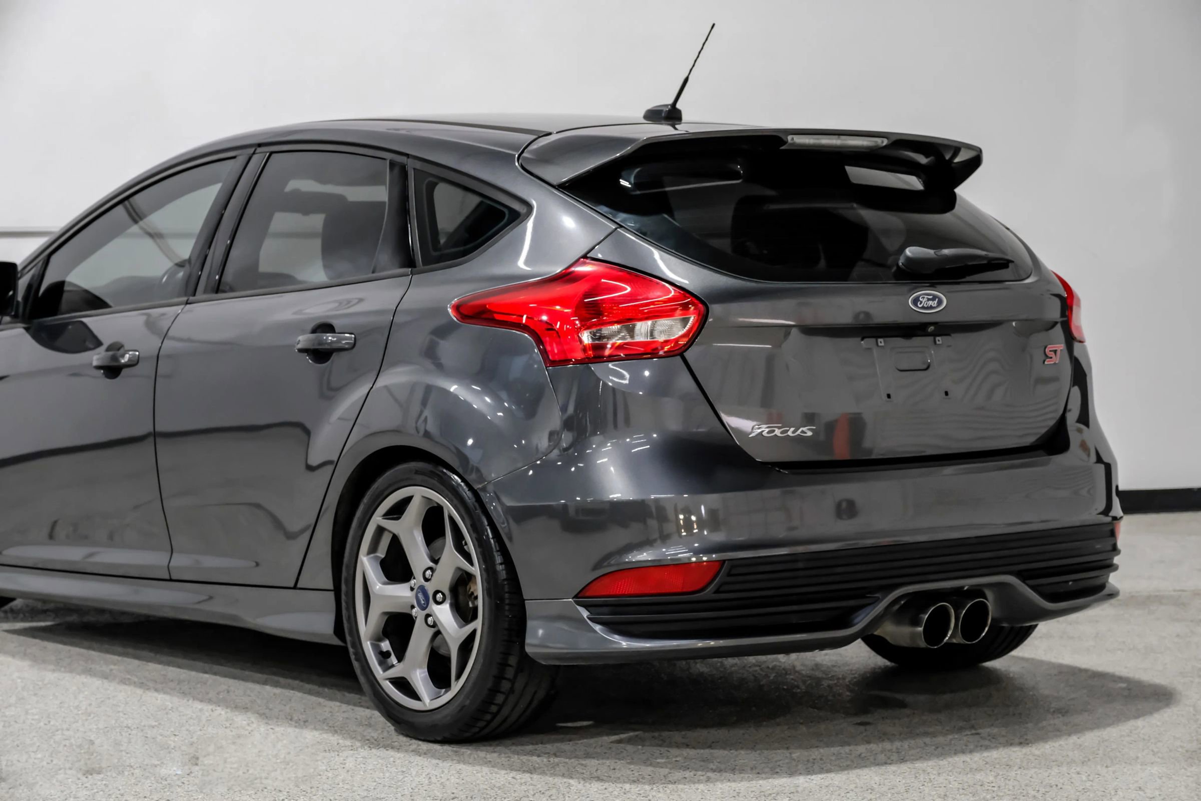 Used 2018 Ford Focus ST w/ Equipment Group 402A FWD image 17