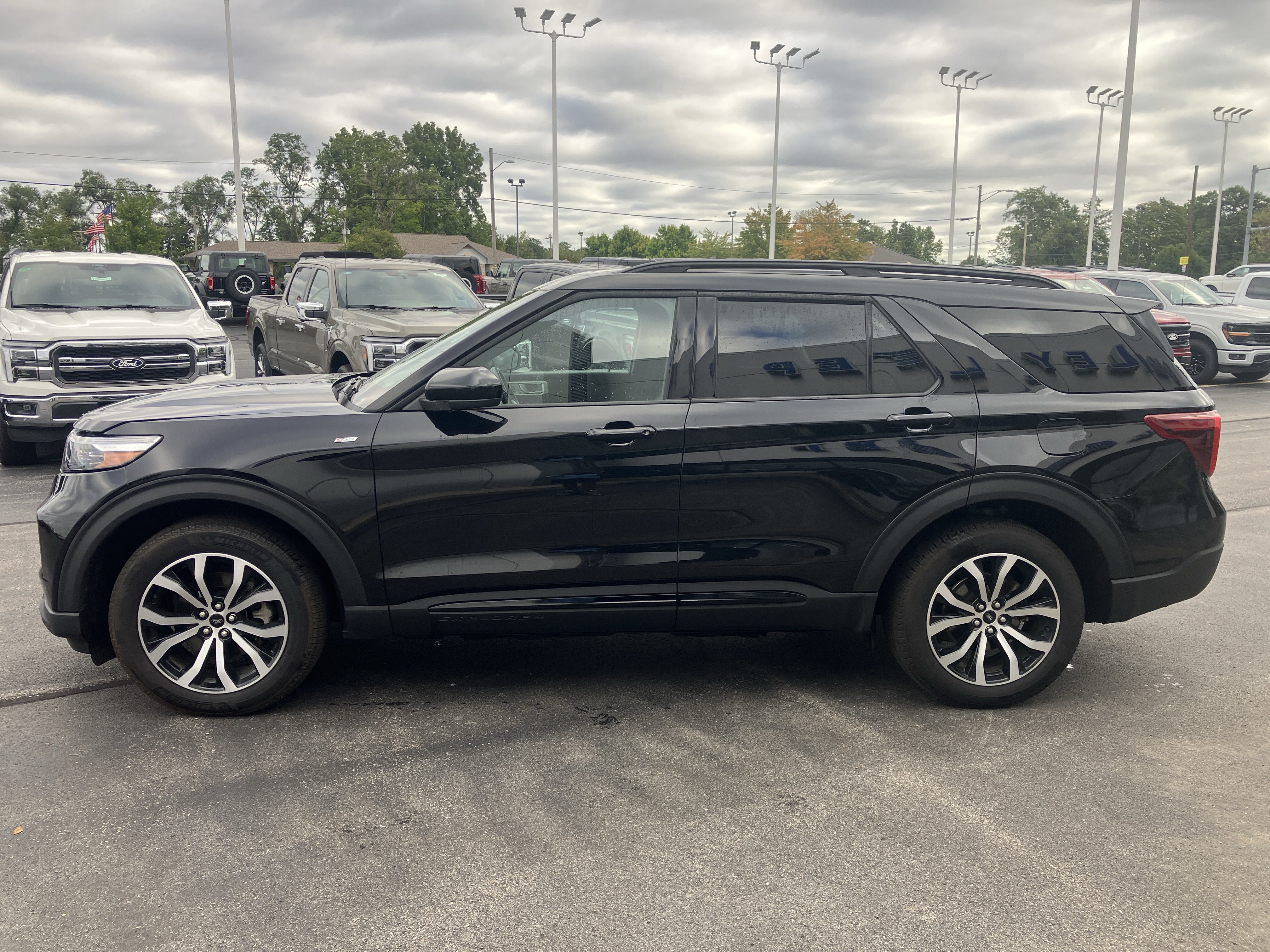Used 2023 Ford Explorer ST-Line w/ Class IV Trailer Tow Package AWD/4WD image 4