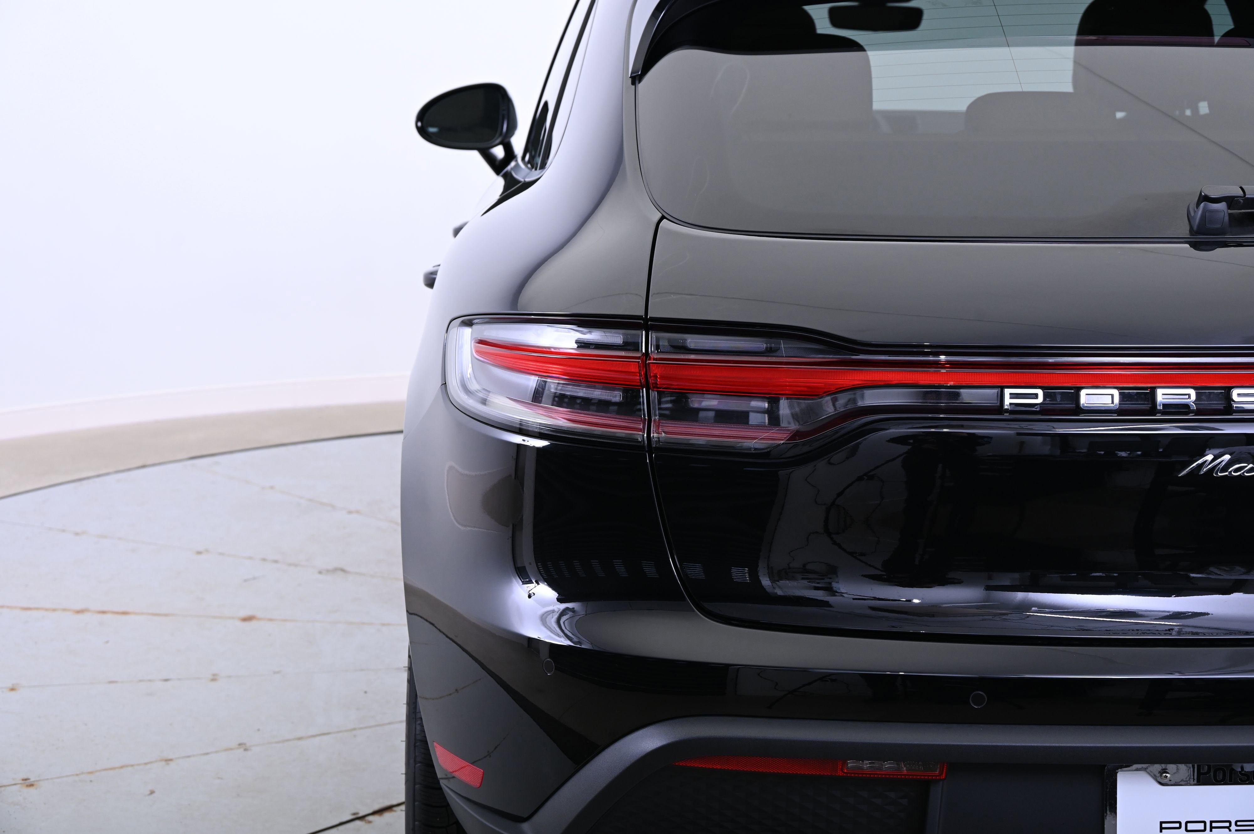 Certified 2025 Porsche Macan image 13