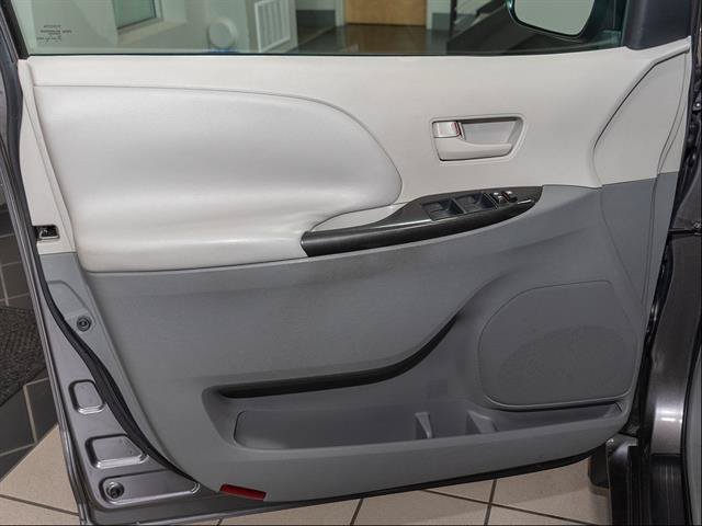 Used 2011 Toyota Sienna LE w/ Towing Pkg AWD/4WD image 8