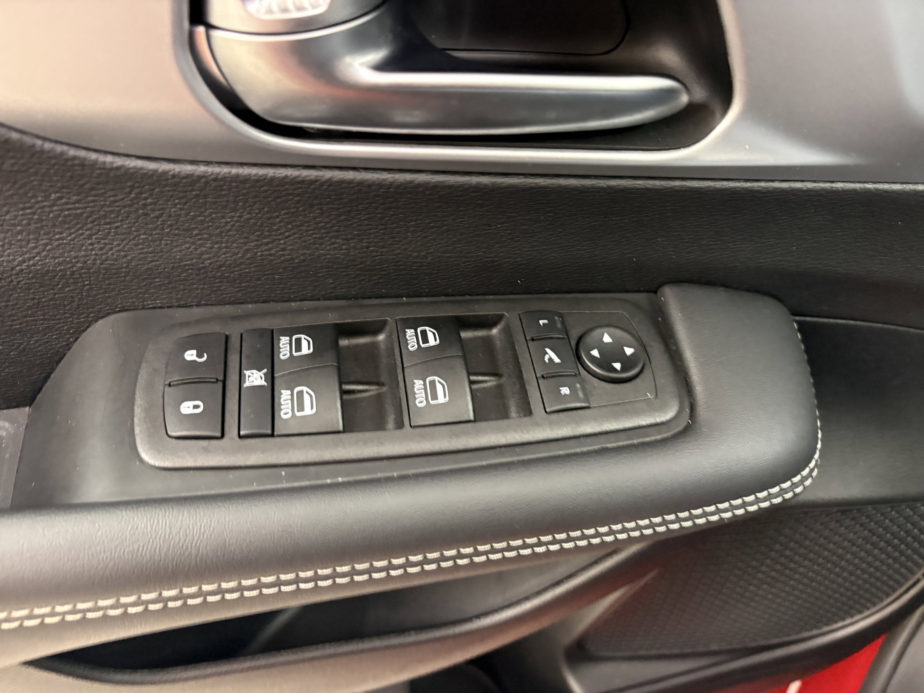 Used 2025 Chrysler Pacifica Limited image 25