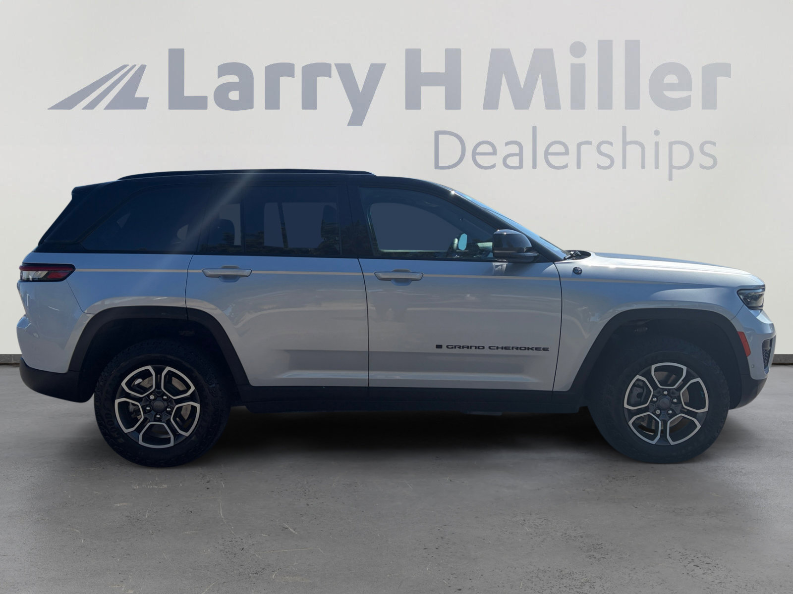 Used 2023 Jeep Grand Cherokee Trailhawk w/ Advanced Protech Group II AWD/4WD image 6