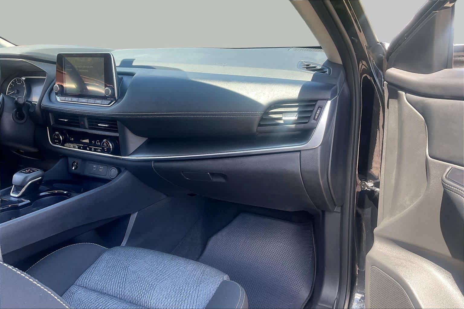 Used 2025 Nissan Rogue SV FWD image 18