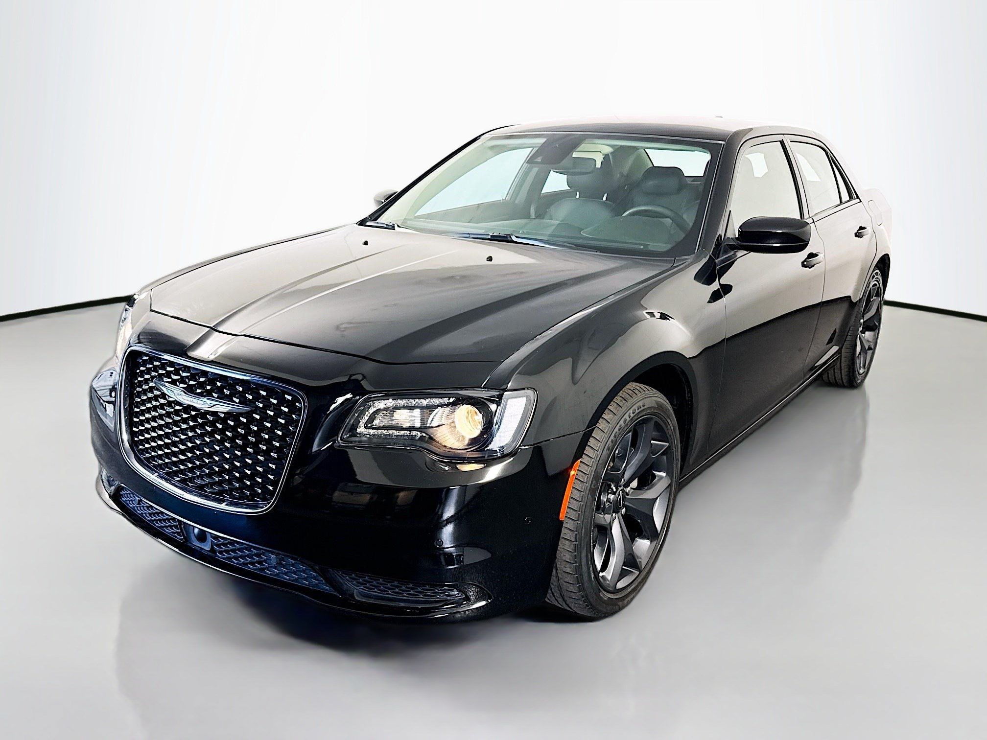 Used 2023 Chrysler 300 Touring w/ Safetytec Plus Group RWD image 4
