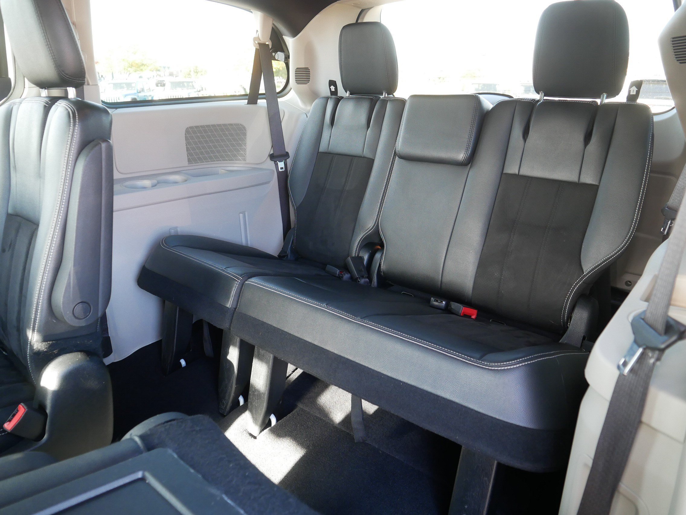 Used 2020 Dodge Grand Caravan SXT FWD image 35