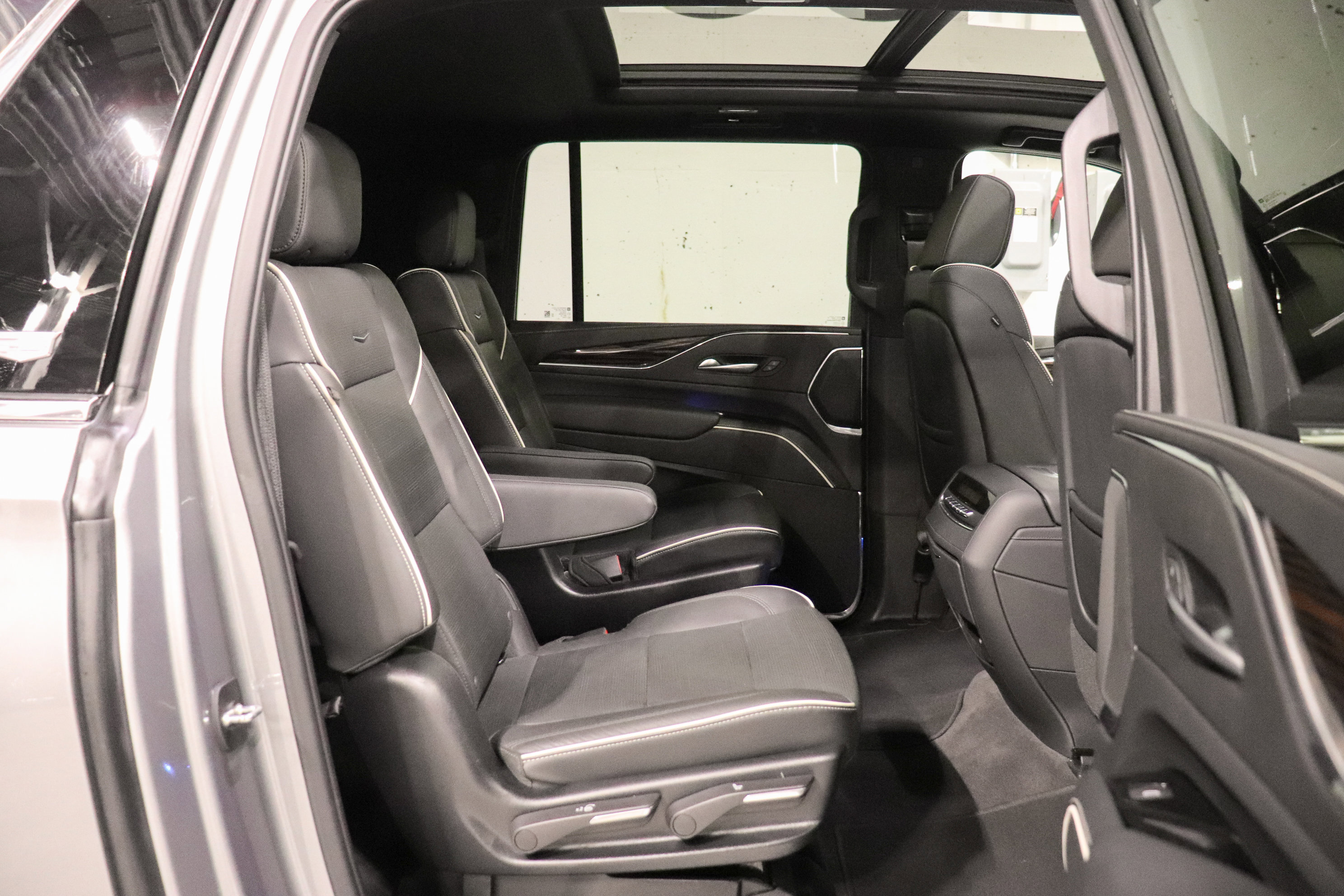 Used 2023 Cadillac Escalade ESV Premium Luxury AWD/4WD image 22