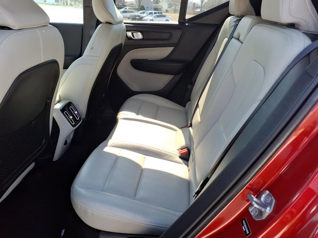 Used 2019 Volvo XC40 T4 Momentum image 16