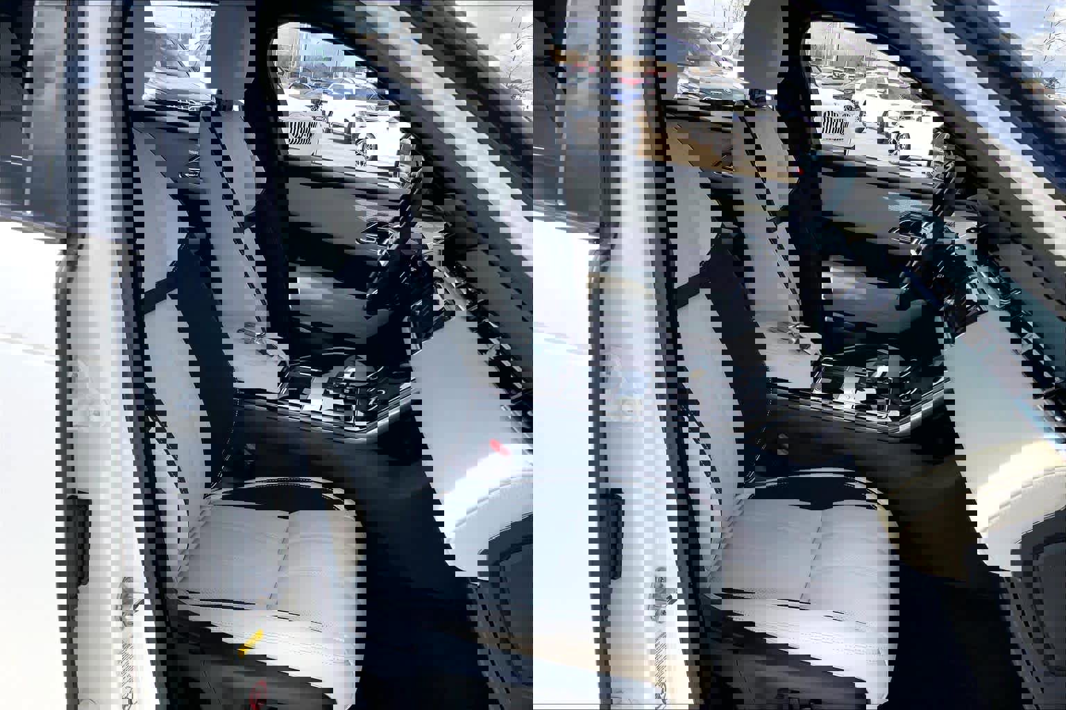 Used 2023 Land Rover Range Rover Velar R-Dynamic S image 8