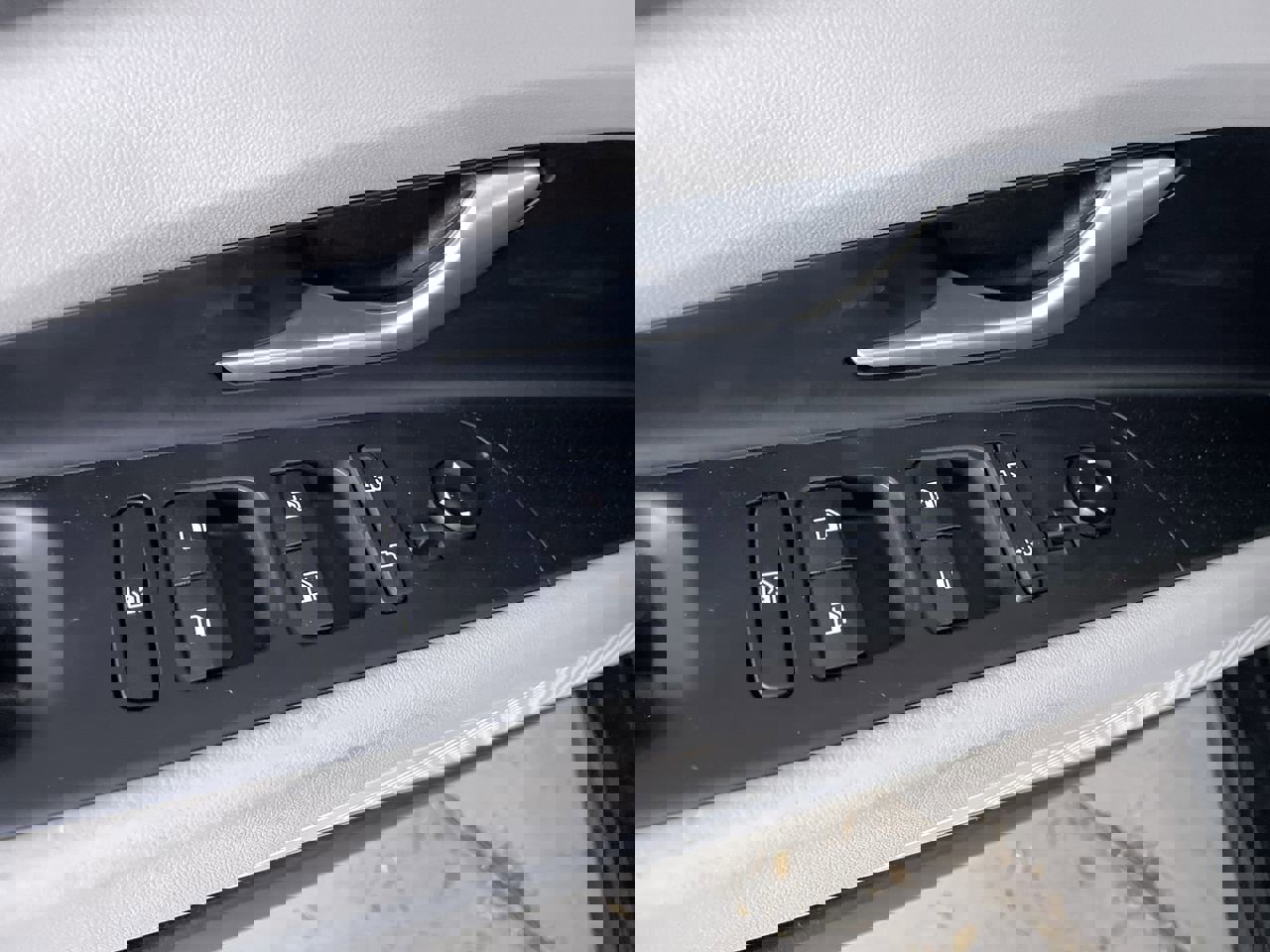 Used 2023 Hyundai Elantra Limited image 11