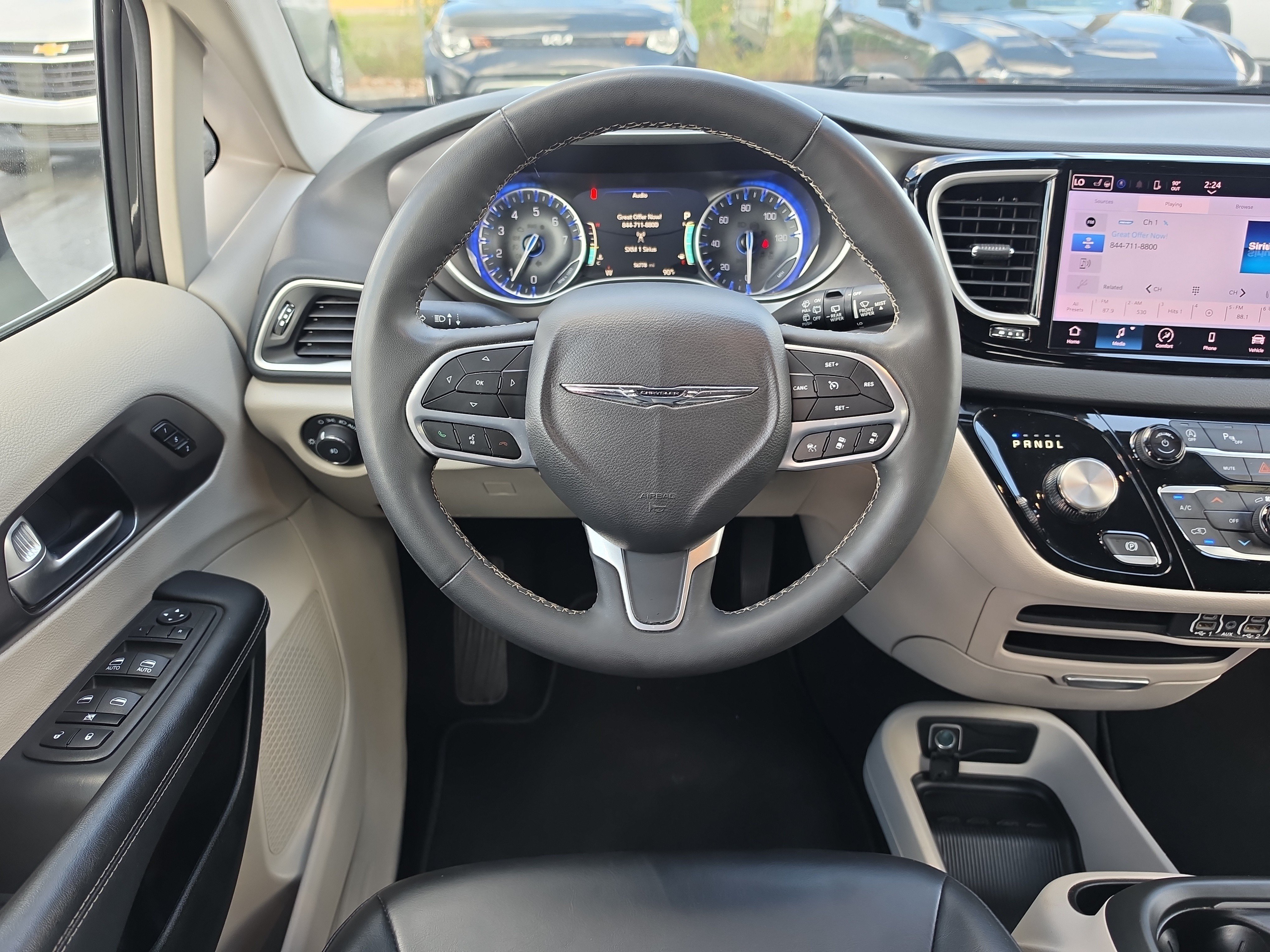 Used 2023 Chrysler Pacifica Touring-L FWD image 9