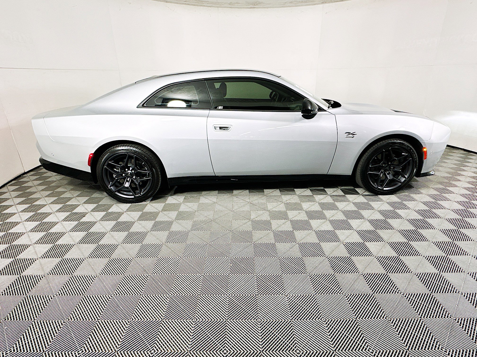 Used 2024 Dodge Charger R/T w/ Plus Group image 2
