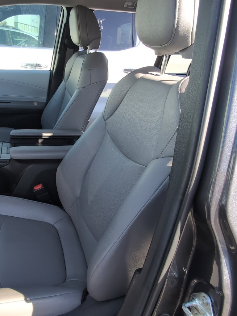 Used 2025 Toyota Sienna XLE FWD image 7