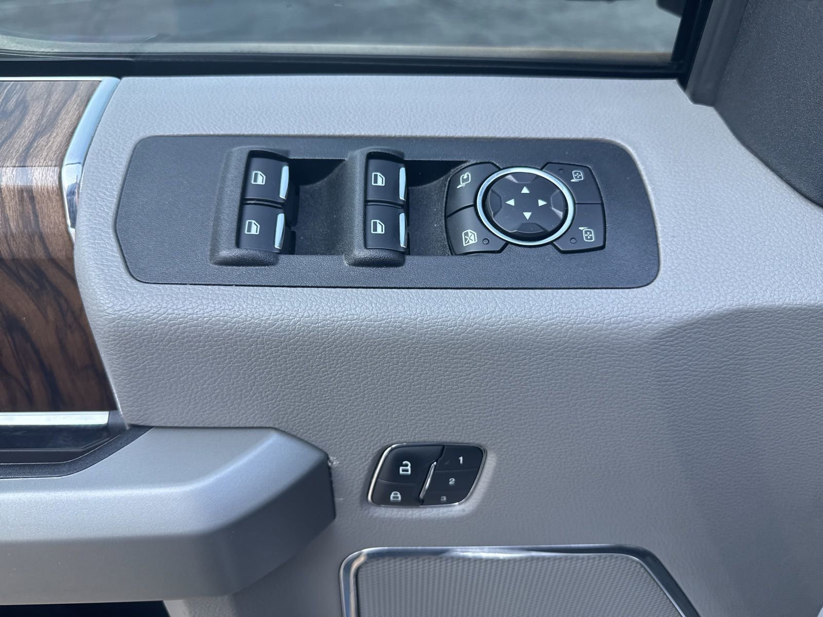 Used 2019 Ford F150 Lariat image 13
