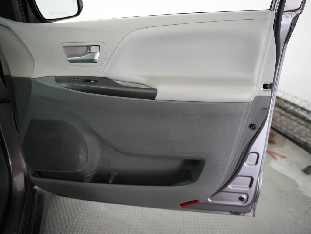 Used 2020 Toyota Sienna LE FWD image 46