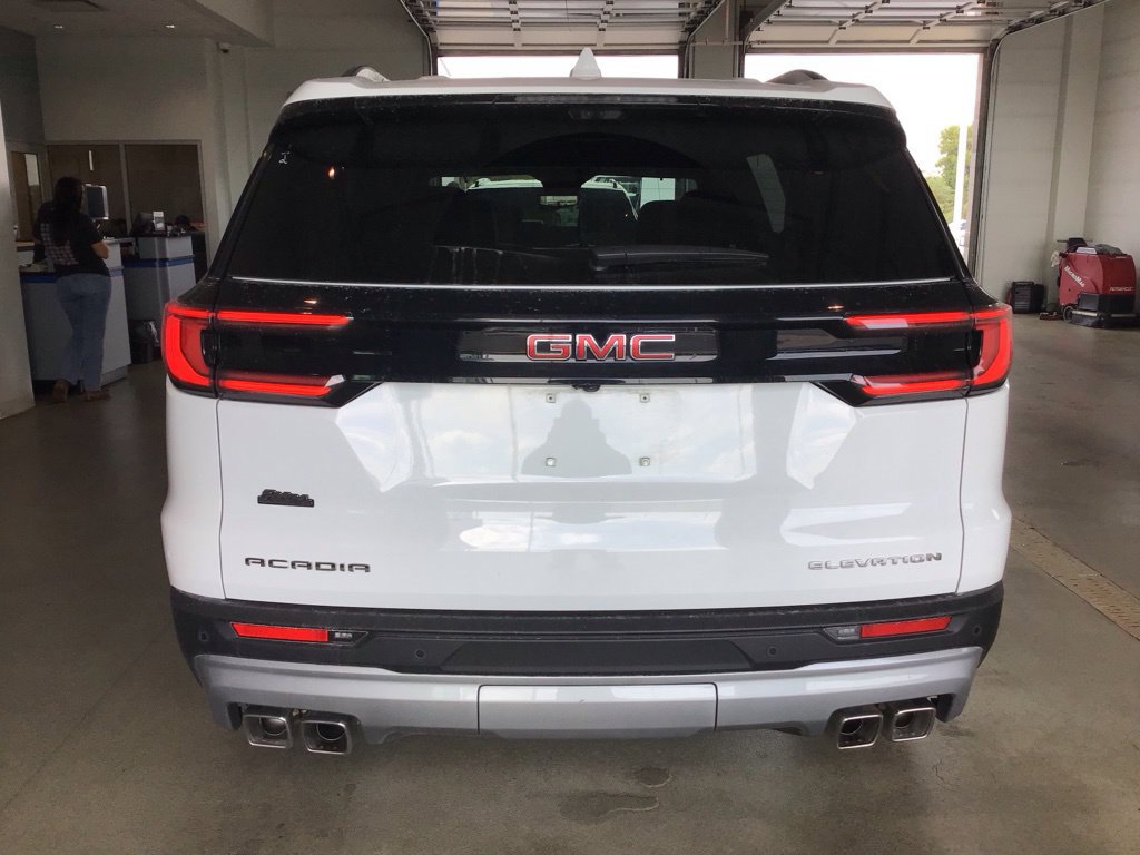 Used 2026 GMC Acadia Elevation w/ Elevation Premium Package FWD image 5