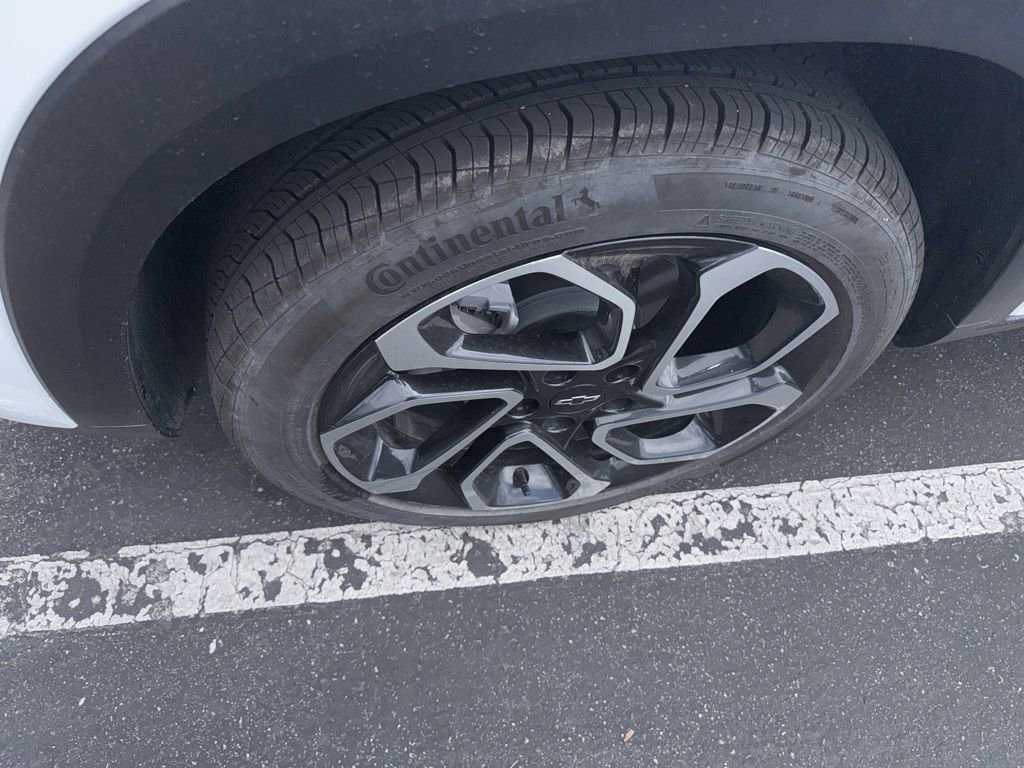 Certified 2025 Chevrolet Trax RS w/ Sunroof Package FWD image 32