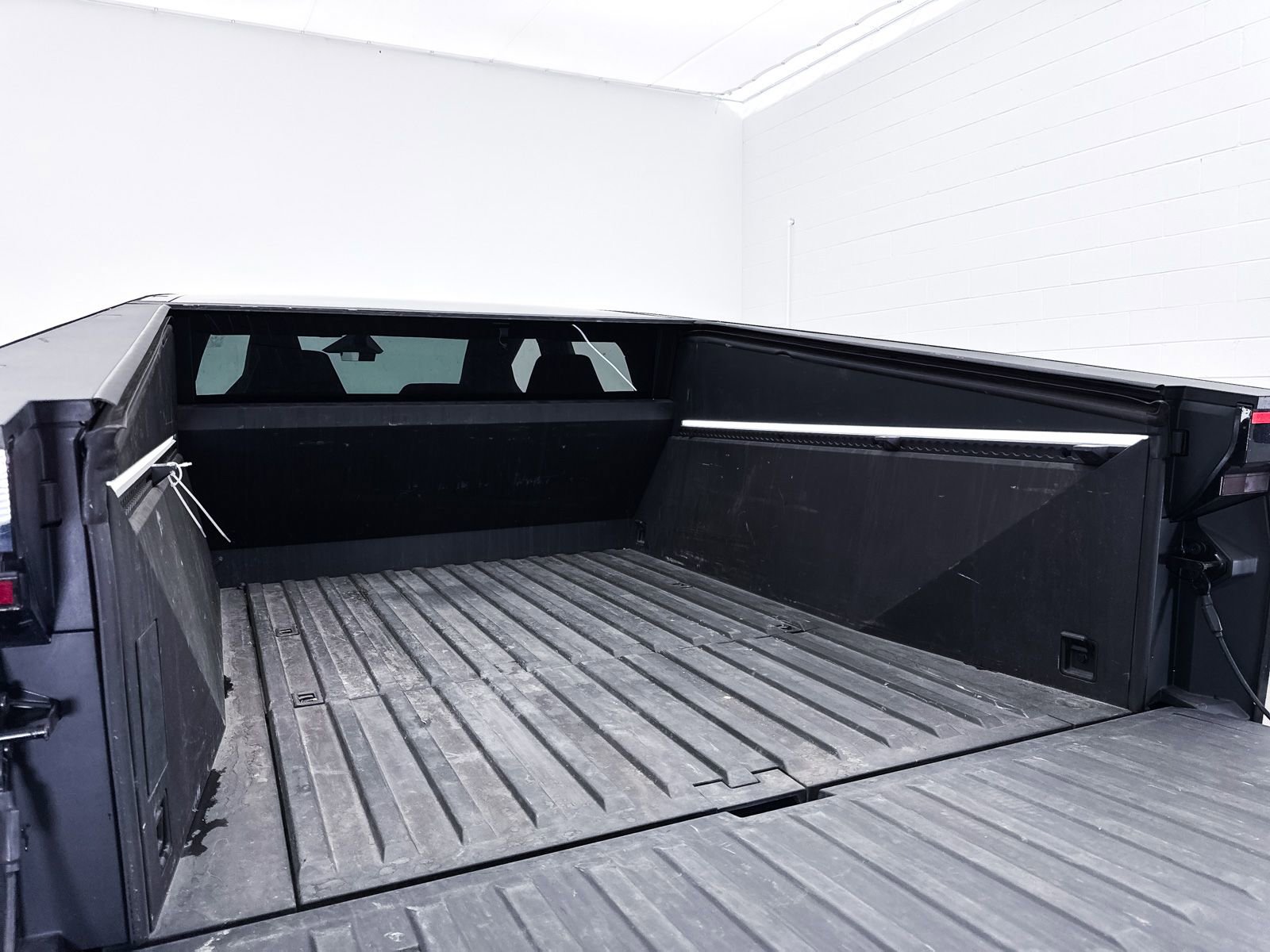 Used 2024 Tesla Cybertruck AWD Crew Cab image 35