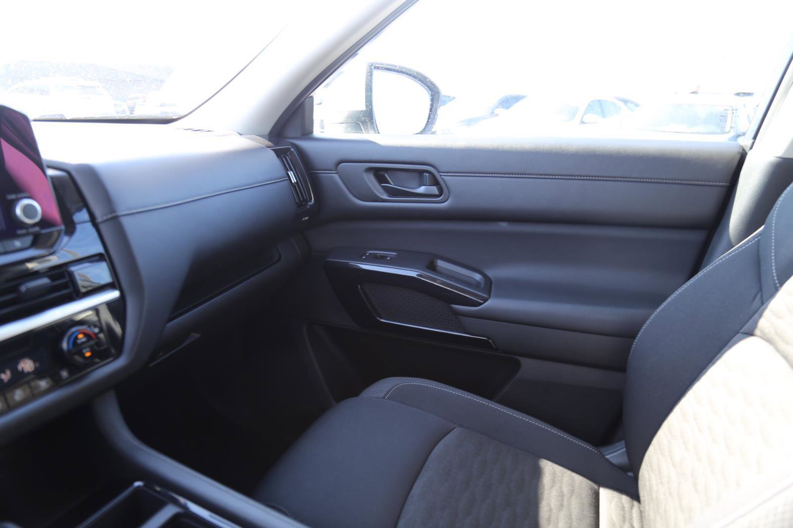 Used 2025 Nissan Pathfinder SV FWD image 20