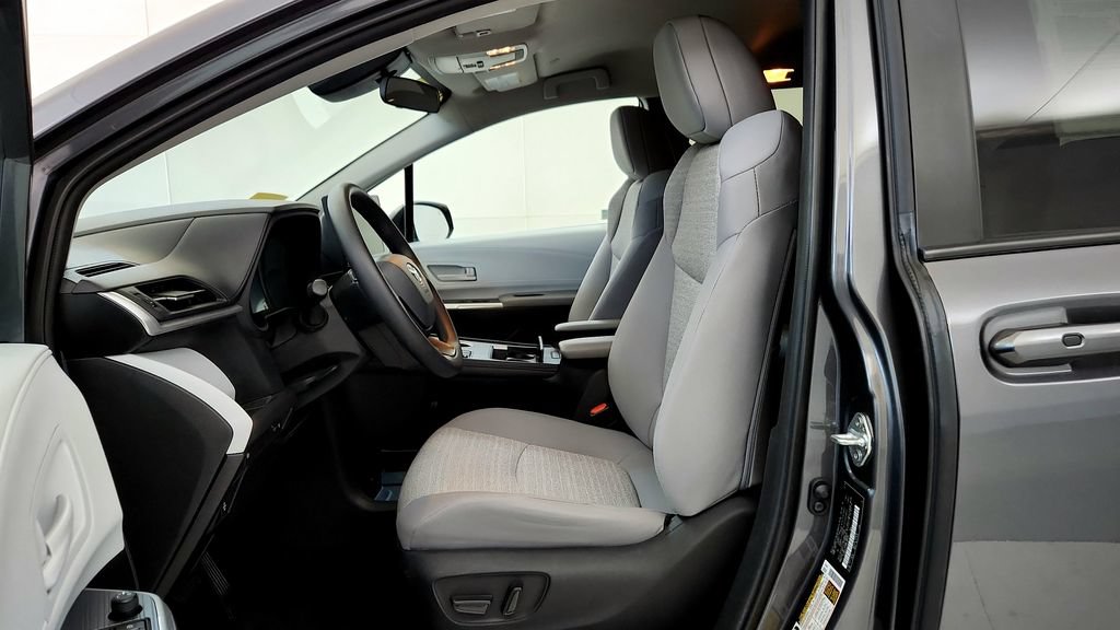 Certified 2025 Toyota Sienna LE AWD/4WD image 27