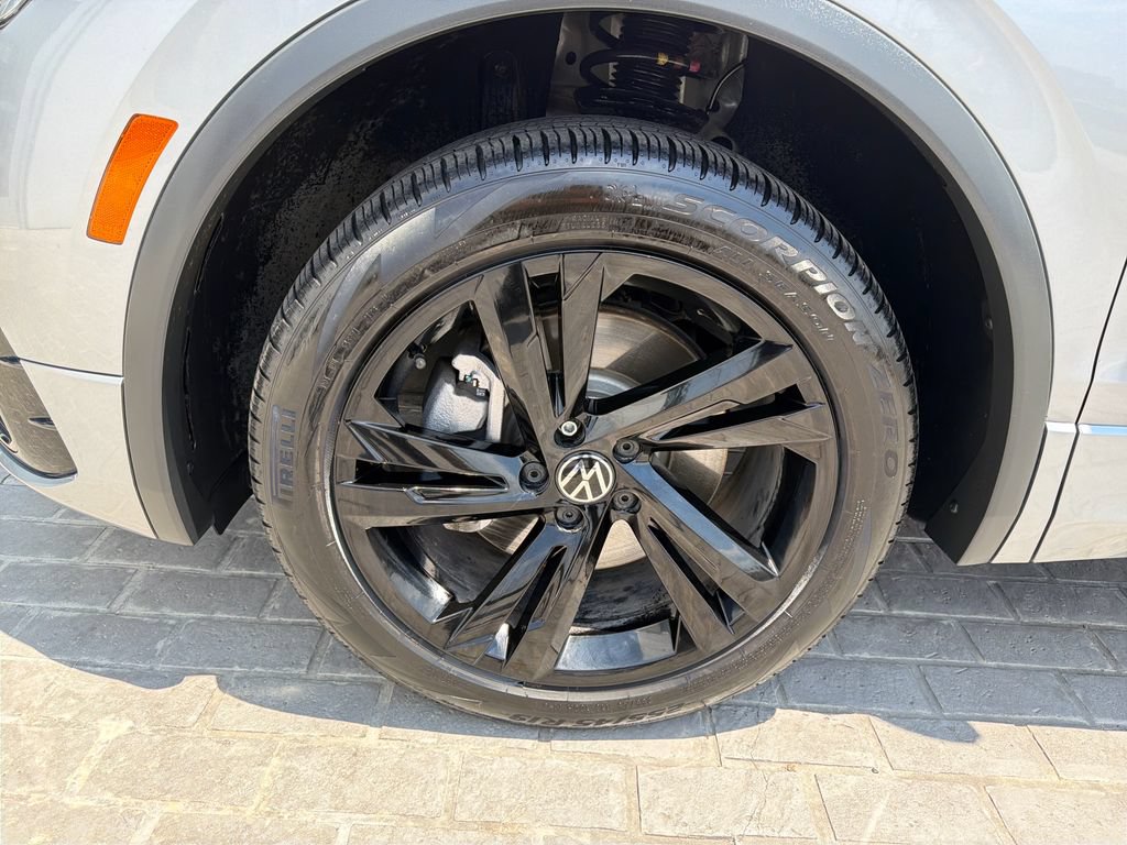 Certified 2024 Volkswagen Tiguan SE R-Line AWD/4WD image 27