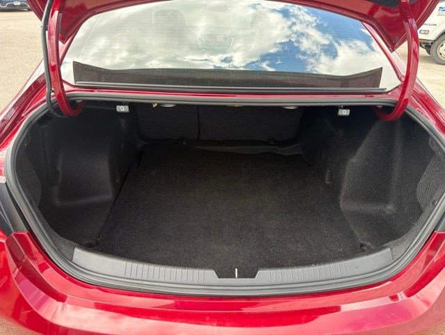 Used 2018 Chevrolet Malibu LT w/ Leather Package FWD image 16