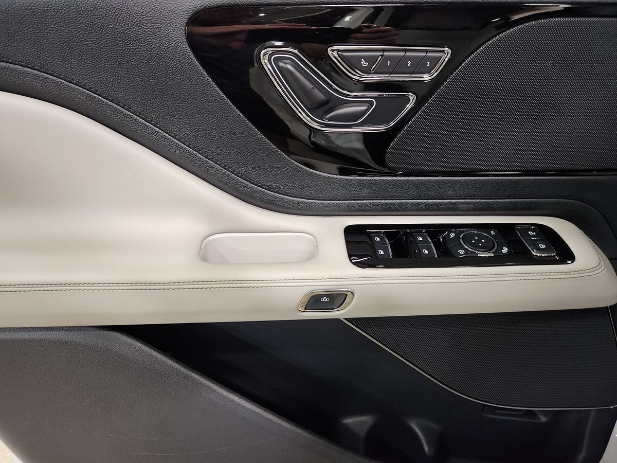 Used 2025 Lincoln Aviator 2WD image 42