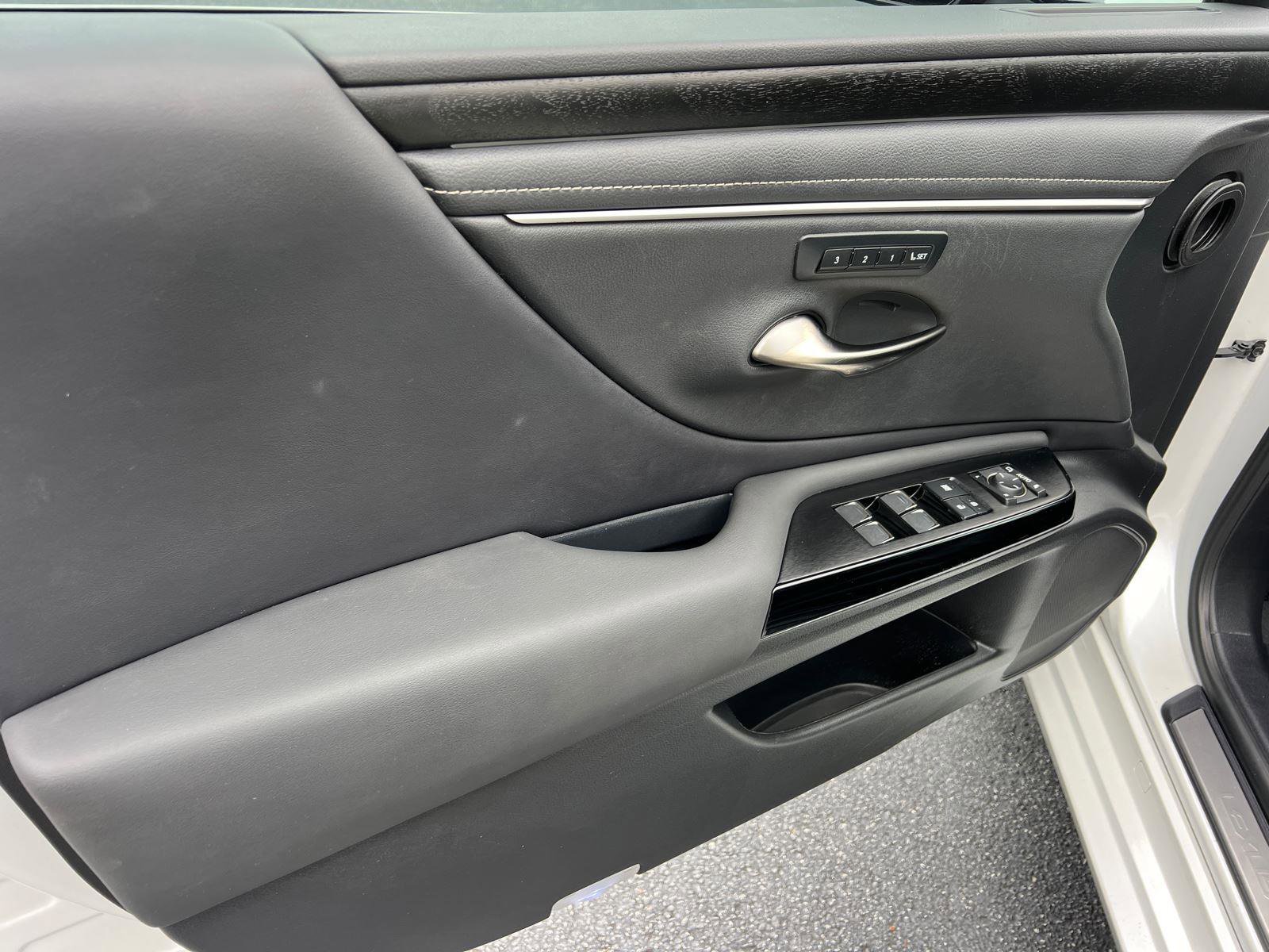 Used 2024 Lexus ES 350 w/ Technology Package image 11