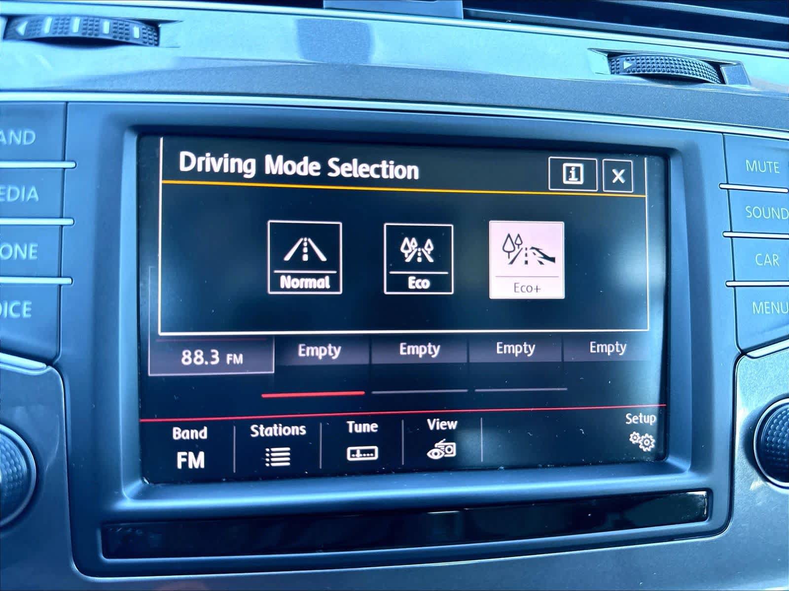 Used 2016 Volkswagen e-Golf SE w/ DC Fast Charging Package FWD image 37