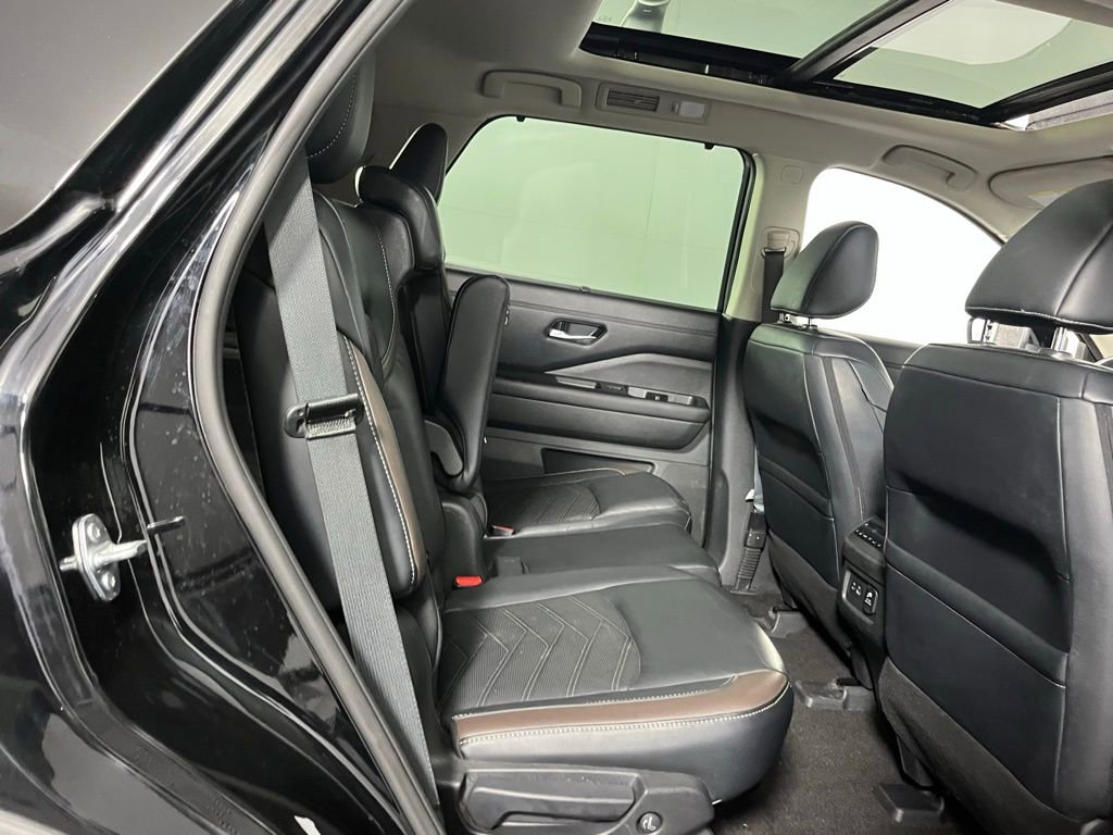 Used 2023 Nissan Pathfinder Platinum w/ Cargo Package image 27
