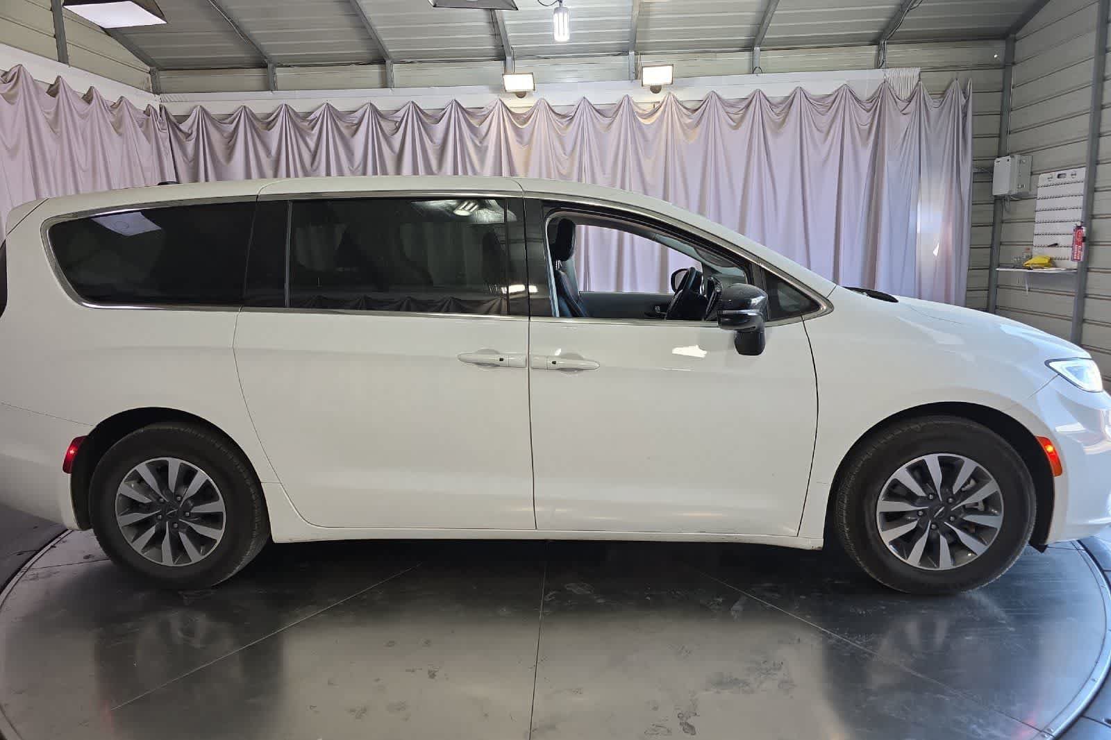 Used 2024 Chrysler Pacifica Limited FWD image 9