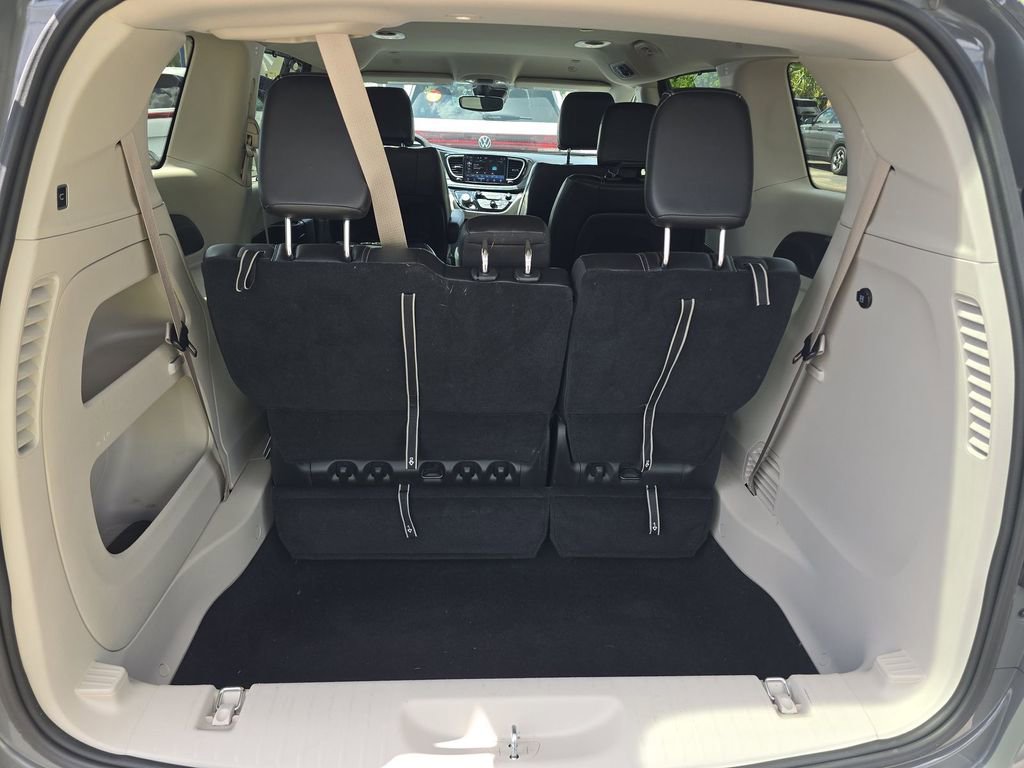 Used 2023 Chrysler Pacifica Touring-L FWD image 19