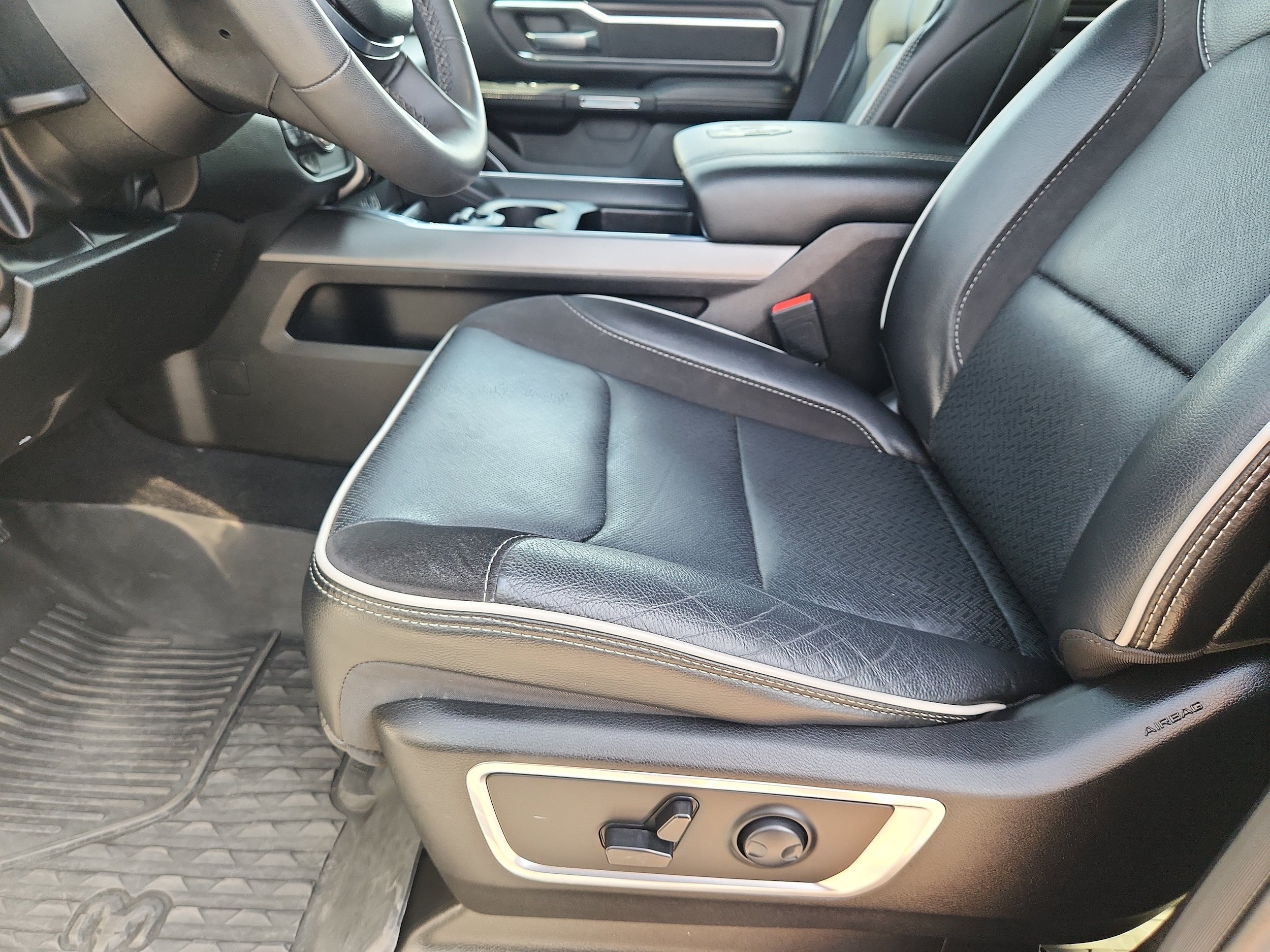 Used 2025 RAM 1500 Laramie AWD/4WD image 10