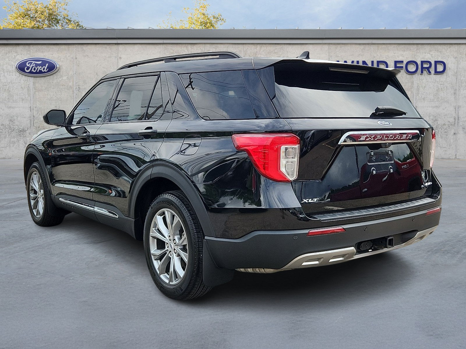 Used 2023 Ford Explorer XLT w/ Equipment Group 202A AWD/4WD image 4