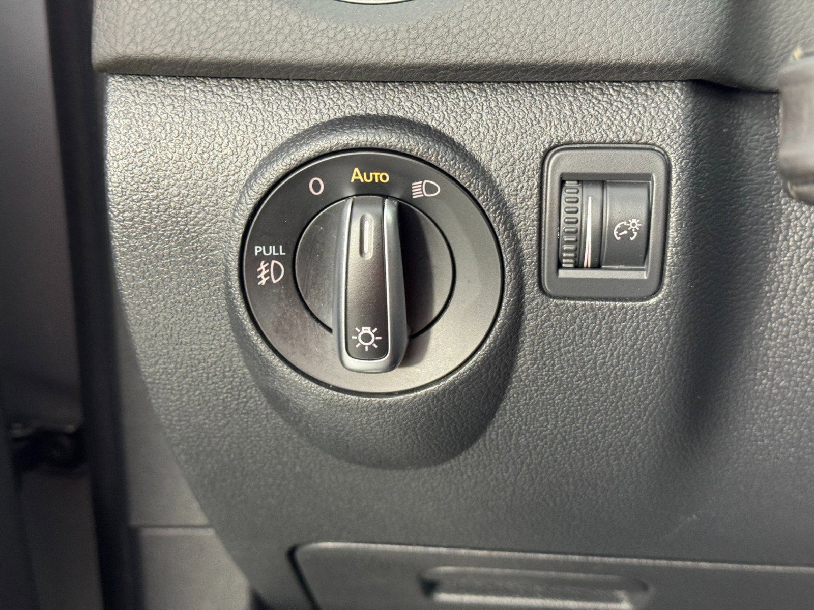 Used 2017 Volkswagen Tiguan Sport image 18