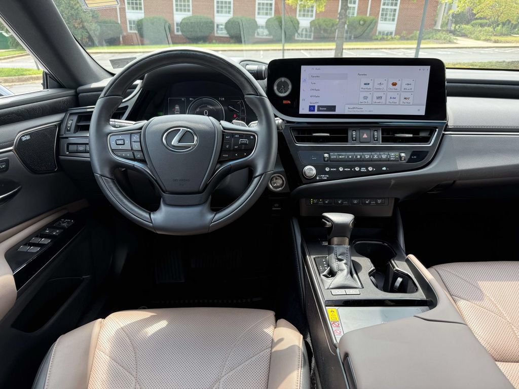 Used 2025 Lexus ES 300h Ultra Luxury w/ Accessory Package (Z2) FWD image 7