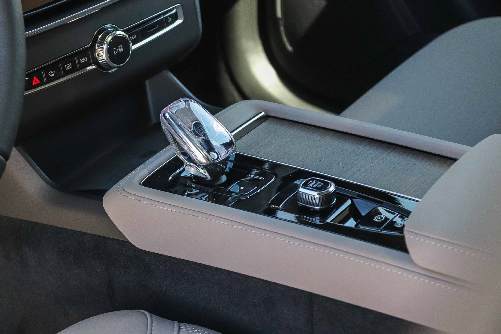 New 2027 Volvo XC90 B6 Plus AWD/4WD image 19
