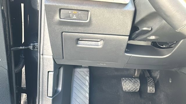 Used 2025 Volkswagen Tiguan SE AWD/4WD image 18