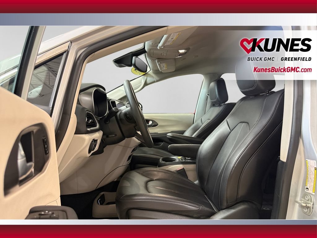 Used 2024 Chrysler Pacifica Touring-L FWD image 22
