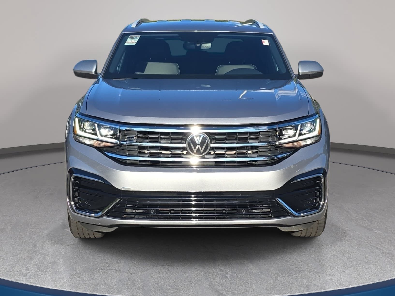 Used 2020 Volkswagen Atlas Cross Sport SE w/ Towing Package AWD/4WD image 2