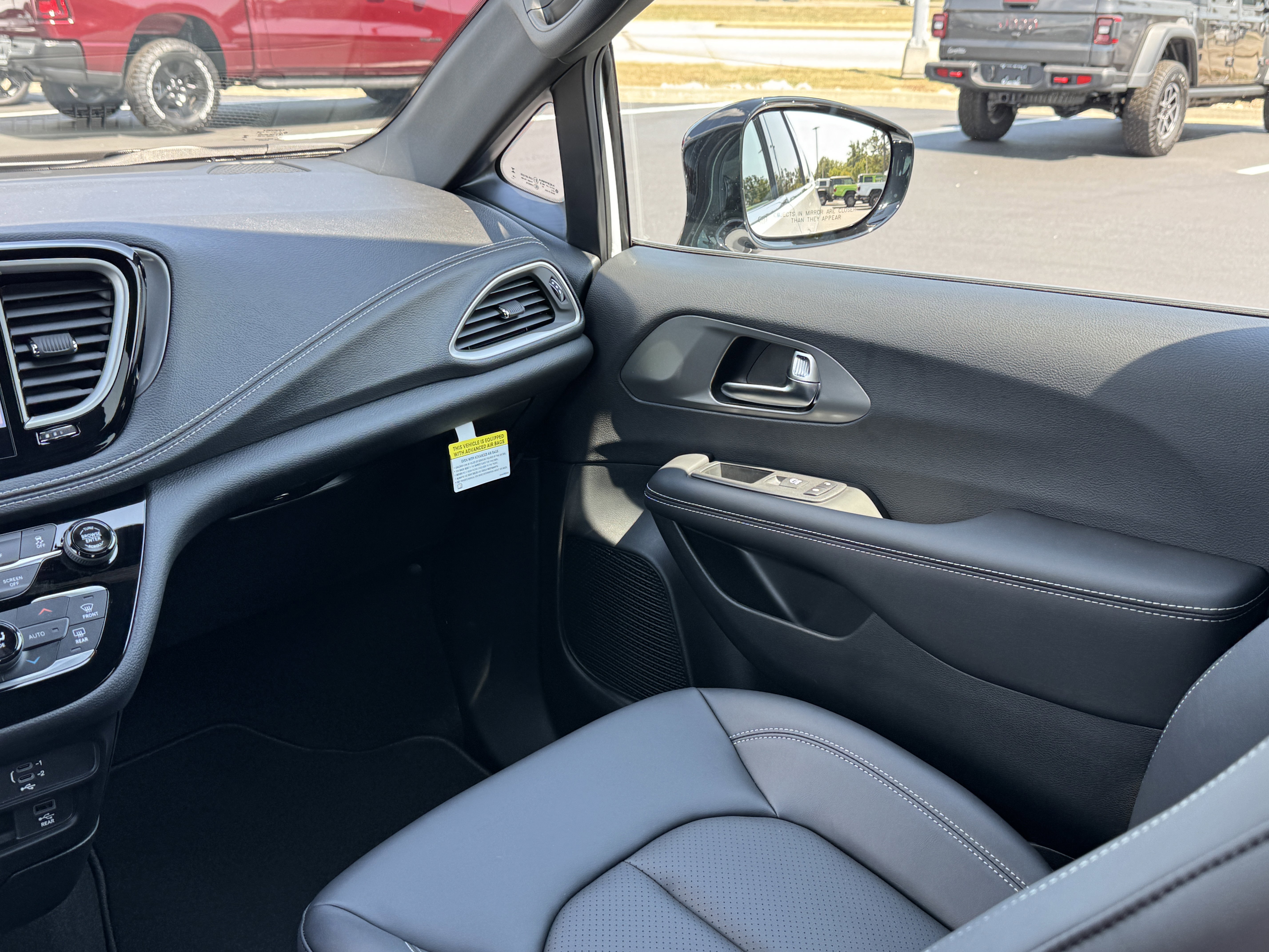 New 2026 Chrysler Pacifica Select image 16