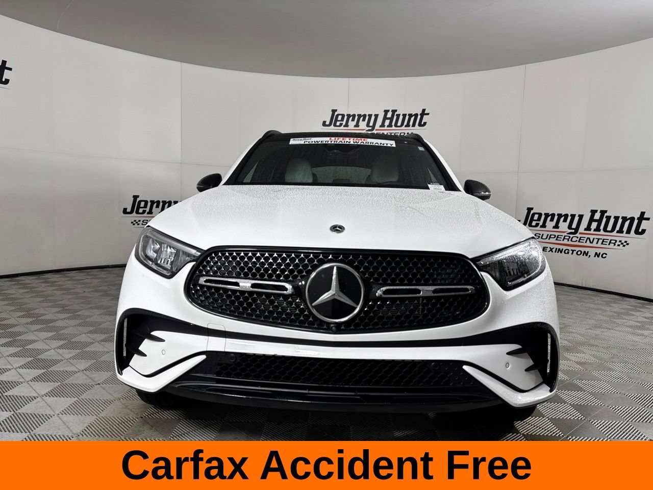 Used 2025 Mercedes-Benz GLC 300 4MATIC image 3