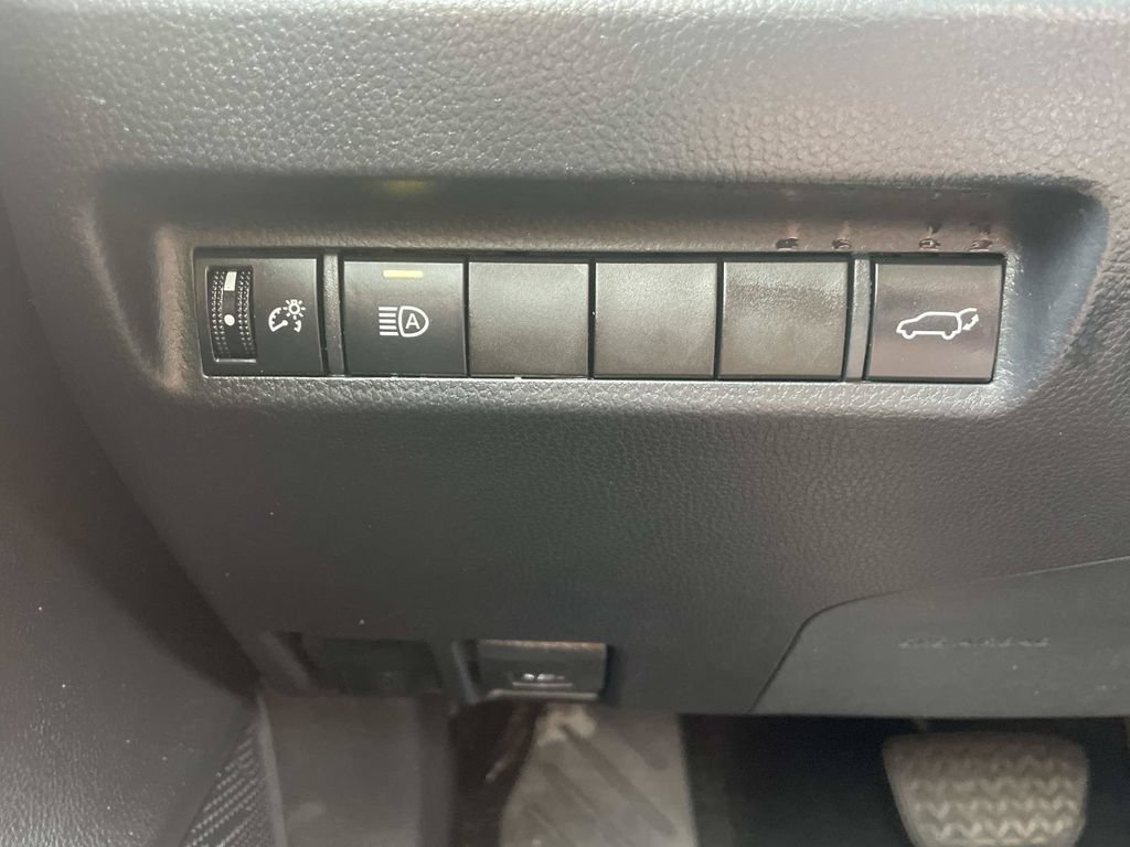 Used 2021 Toyota RAV4 XLE w/ Convenience Package FWD image 29