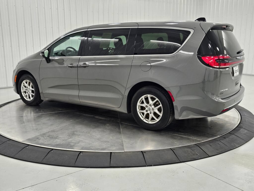 Used 2025 Chrysler Pacifica Select FWD image 3