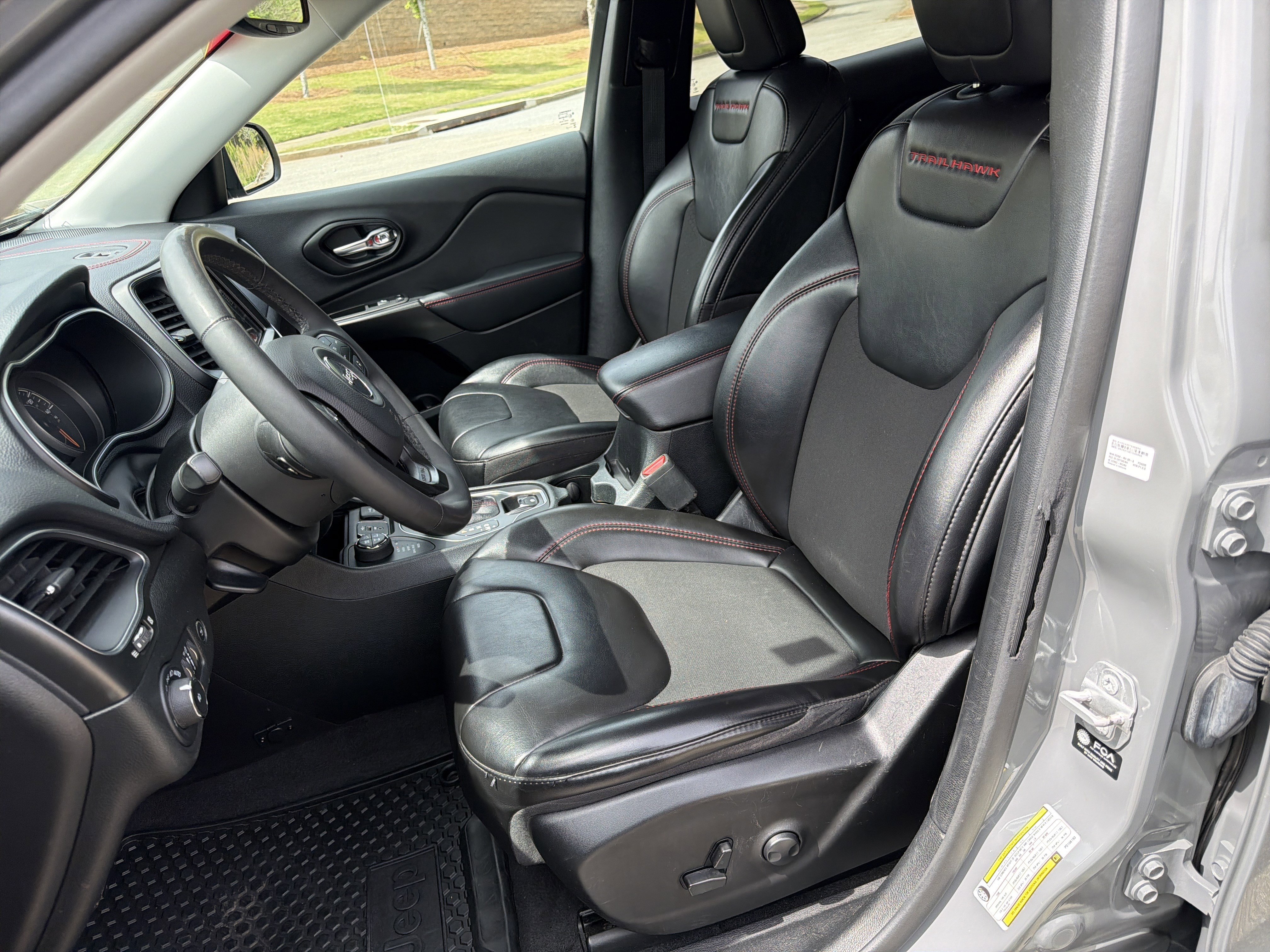 Used 2023 Jeep Cherokee Trailhawk AWD/4WD image 9