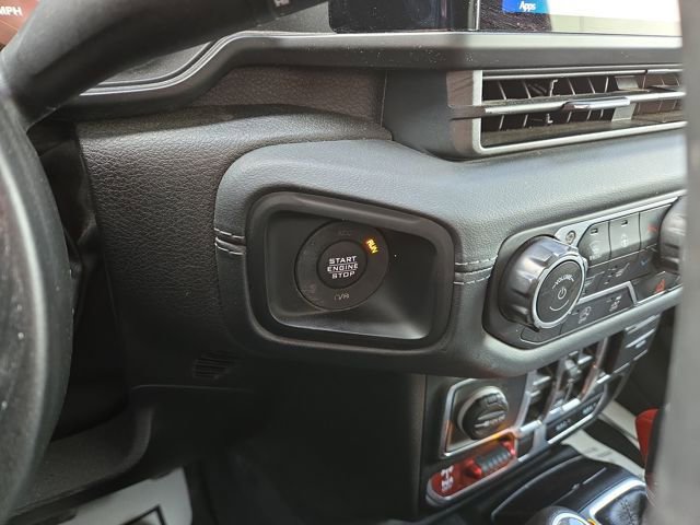 Used 2024 Jeep Gladiator Mojave w/ Technology Group image 23