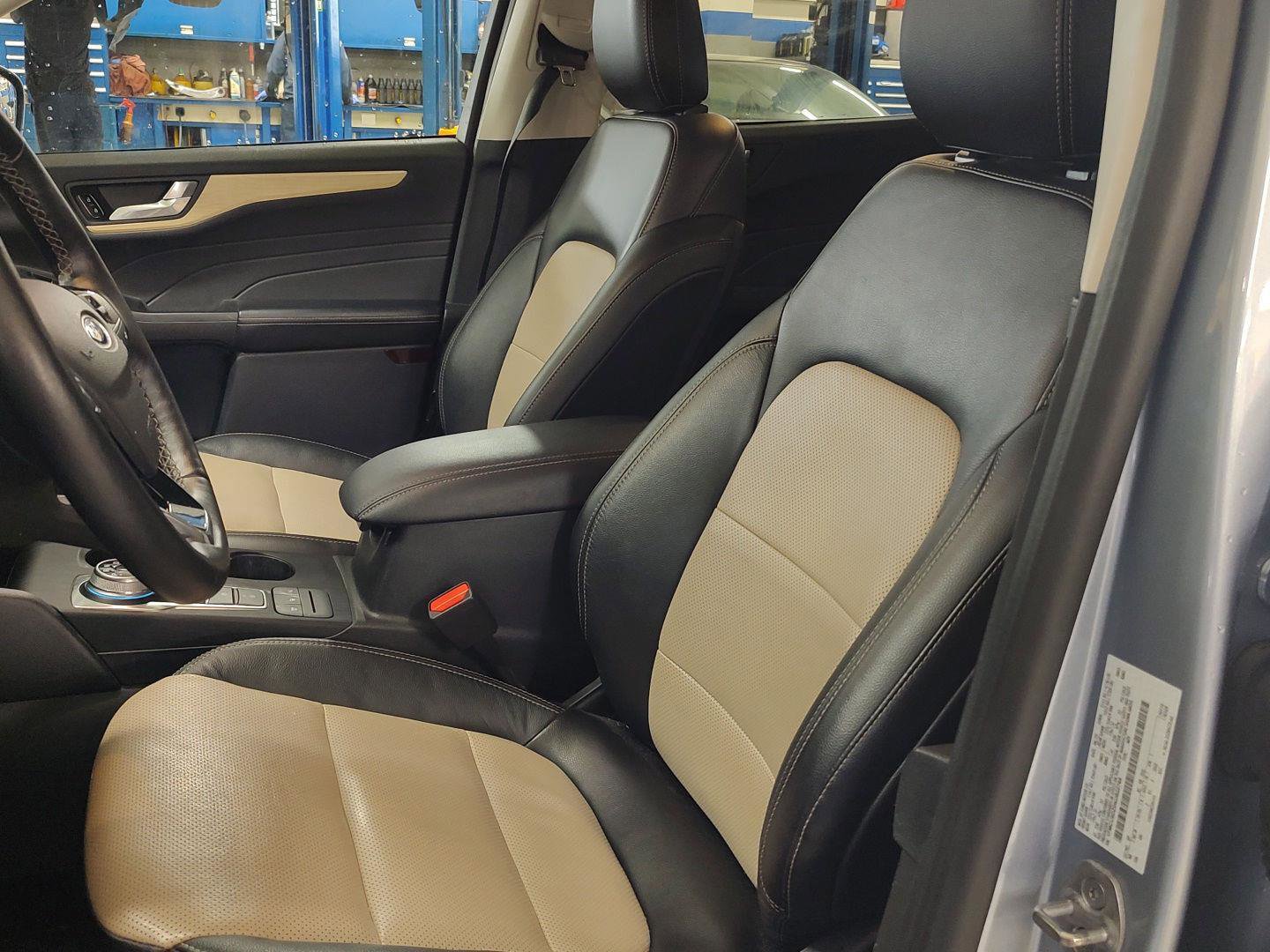 Used 2022 Ford Escape Titanium w/ Titanium Elite Package AWD/4WD image 2
