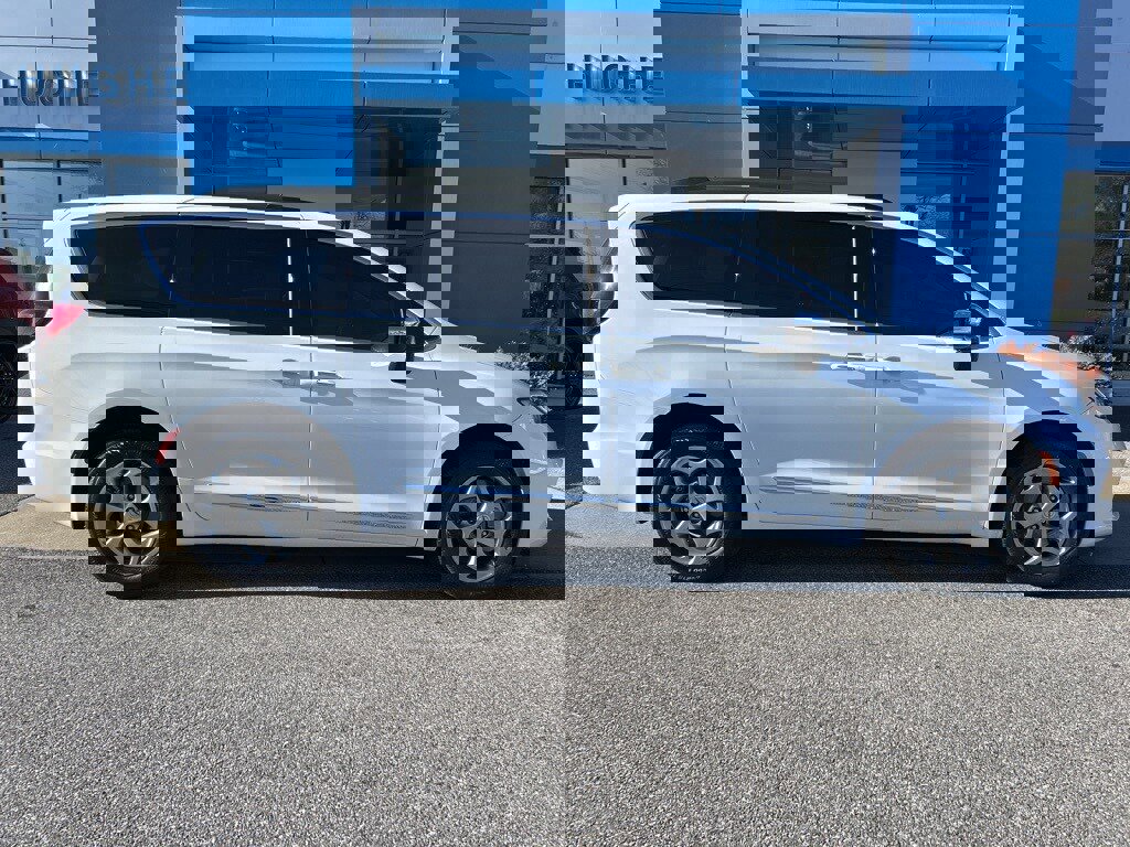 Used 2023 Chrysler Pacifica Limited w/ Uconnect Theater Family Group image 3